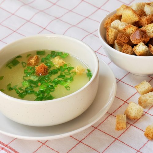 Nước dùng gà với bánh quy giòn
