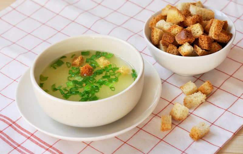 Nước dùng gà với bánh quy giòn