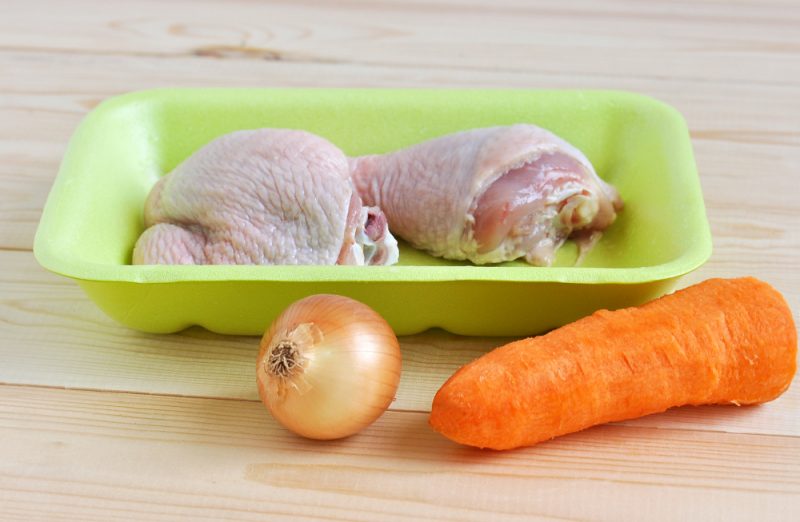 Nước dùng gà với bánh quy giòn