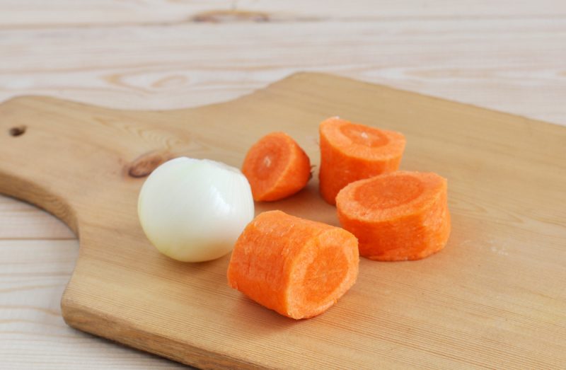 Nước dùng gà với bánh quy giòn