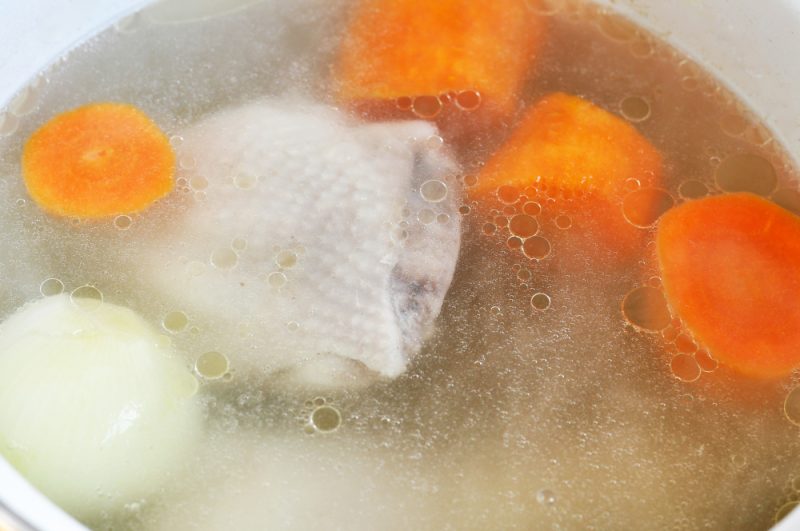 Nước dùng gà với bánh quy giòn