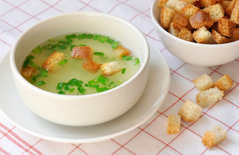 Nước dùng gà với bánh quy giòn