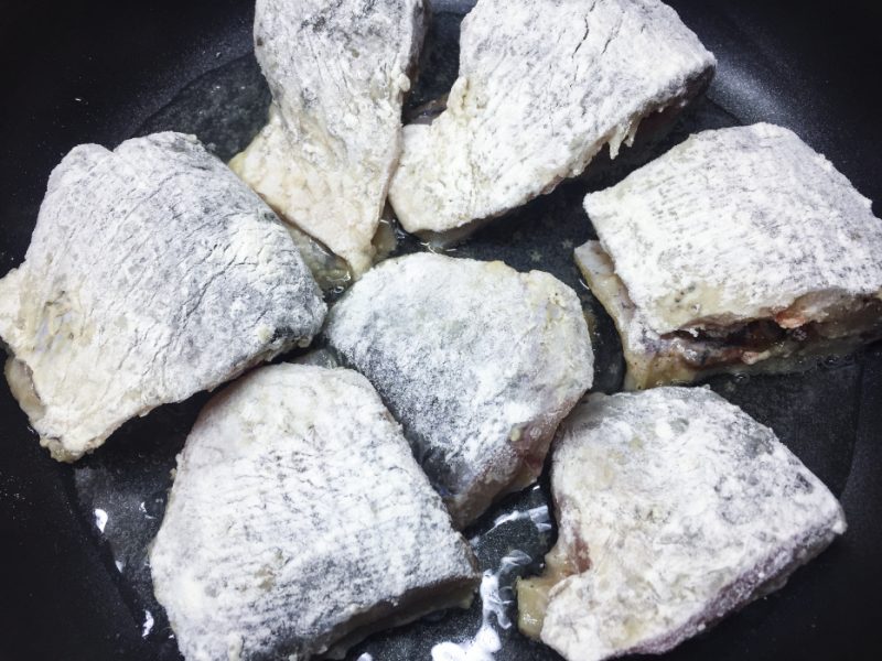 paistettu kristilainen kermahapolla ja juustolla