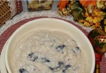 Пећница Боиарскаиа од просо са грожђицама у саксији у рерни
