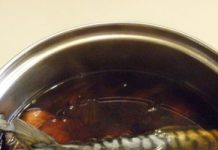 Pesce intero salato con bucce di cipolla