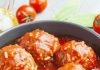 Albóndigas de pollo con arroz en salsa de tomate